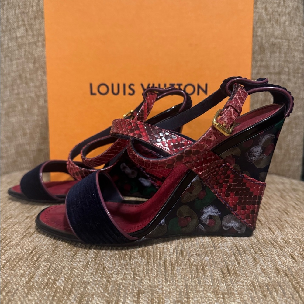 ❤️ Authentic LV Louis Vuitton Snake Skin Painted Wedge Heels Size 37.5 ❤️